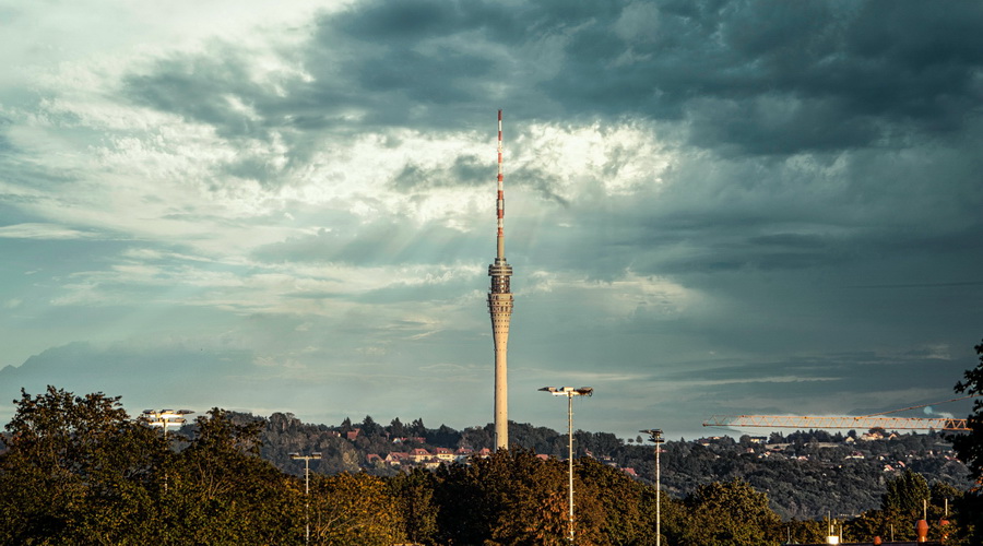 Bild An der Elbe in Dresden Kaditz Blick auf Fernsehturm © HD-Graphy.de